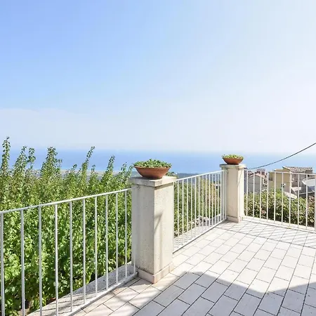 Amazing apartment in S, Andrea dello Ionio with 2 Bedrooms&WiFi Appartamento *